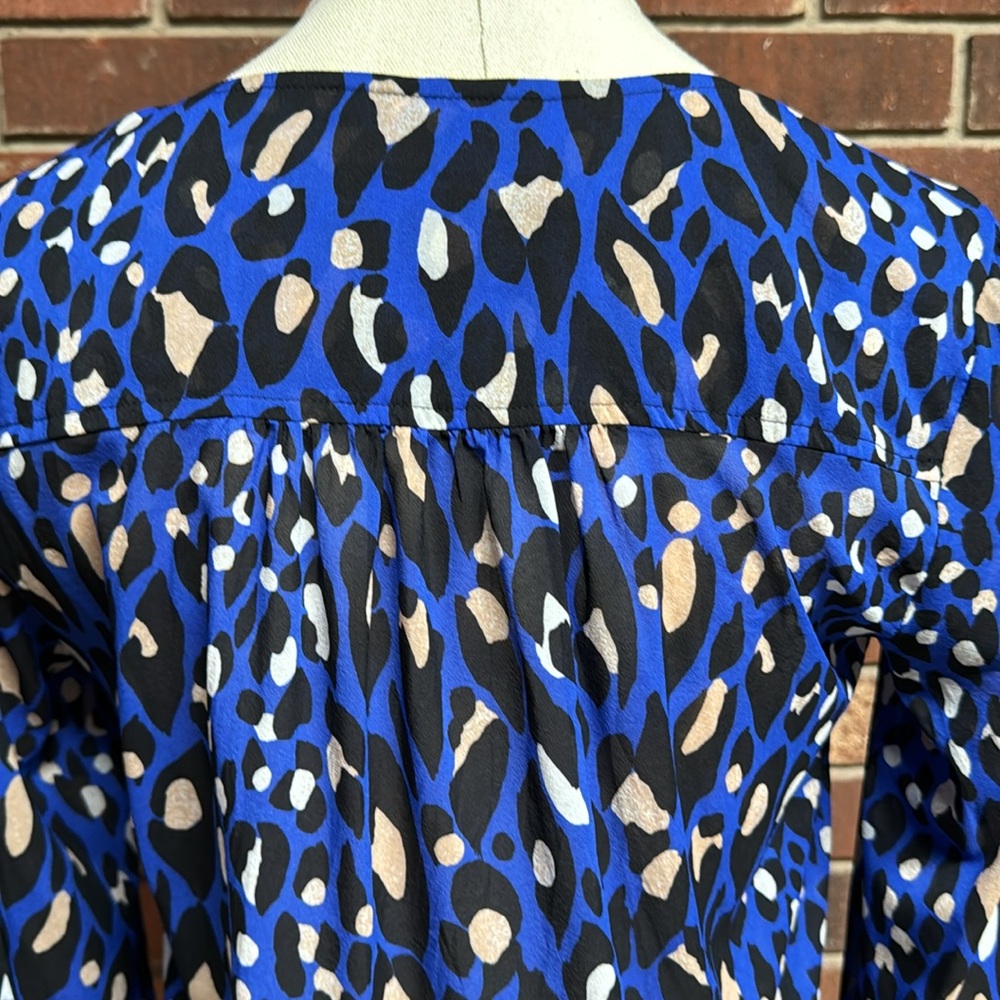 Trina Turk Blue Leopard Print Blouse Size Small - Picture 4 of 9